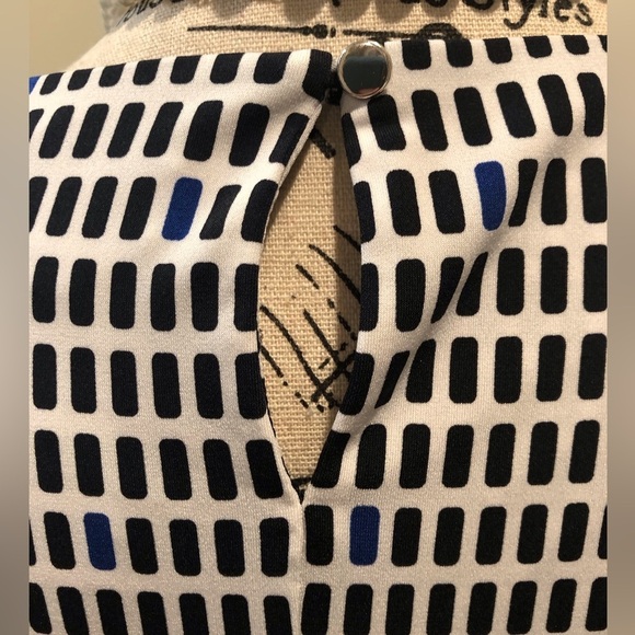 Calvin Klein 1X Black Blue White Pin Tucked Geometric Sleeveless Top Button Back - Picture 3 of 5